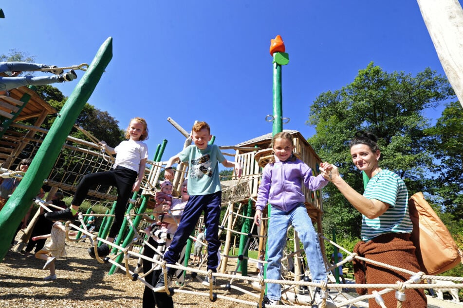 Einer der modernen Spielplätze in Chemnitz ist der 2024 eröffnete Spielplatz im Küchwald: (v.l.) Alanis (6), Sarah Morgenstern (30) mit Töchterchen Hailey (8 Monate), Alexis (8), Zoey (6) und Ricarda Grabowski (42).