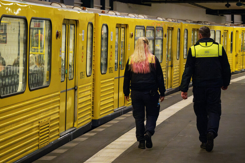 An Berliner U-Bahnhöfen stehen insgesamt bis zu 6800 Videokameras, um die Passagiere zu schützen und Straftaten im Nachhinein aufzuklären.