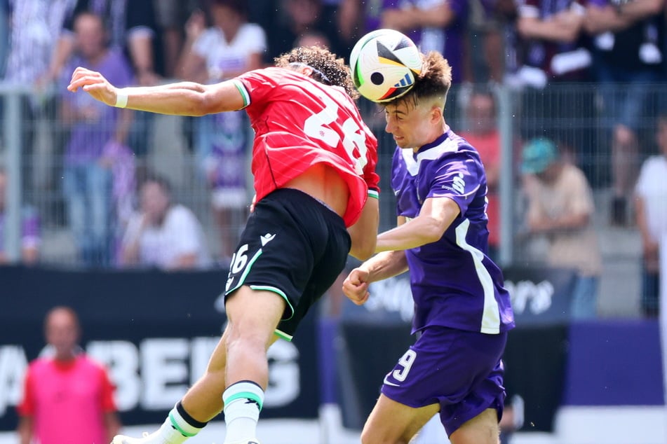 Trotz seiner Jugend hat er sich schnell an die rustikale 3. Liga gewöhnt: Tim Hoffmann (19, r.) gewinnt hier das Kopfballduell gegen Hannovers Montell Chinonso Ndikom (19).