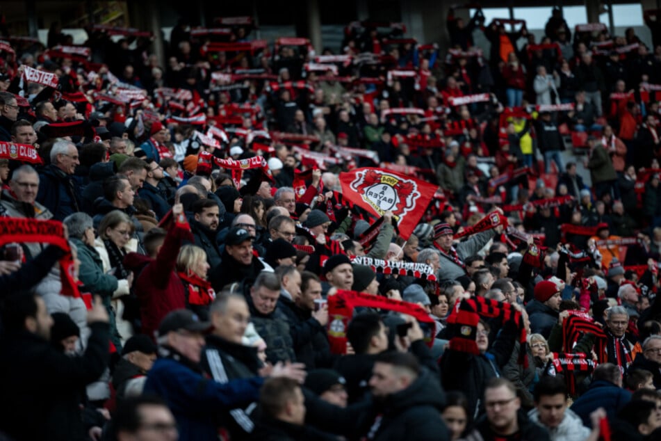 Die Fans von Bayer 04 Leverkusen ließen ihrem Unmut vor Anpfiff des Bundesliga-Spitzenspiels gegen Mainz 05 freien Lauf.