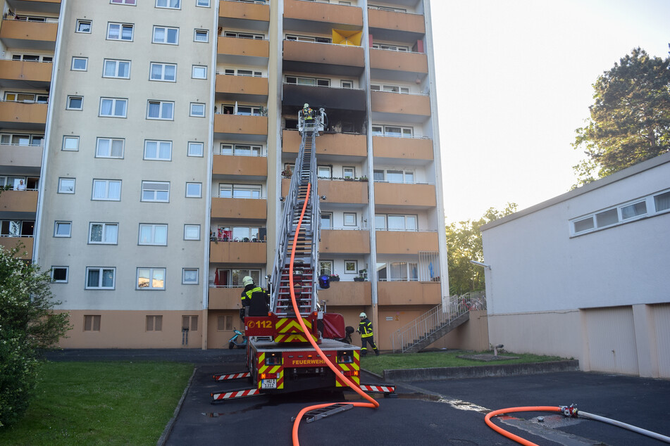 Die Räume standen bereits lichterloh in Flammen, als die Einsatzkräfte eintrafen.