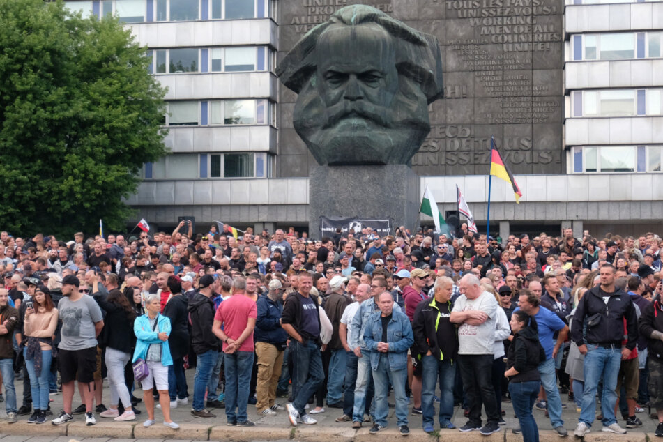 Schicksalstage im August 2018: Die rechtsextremistischen Demos und Ausschreitungen haben den Ruf der Stadt Chemnitz nachhaltig beschädigt.