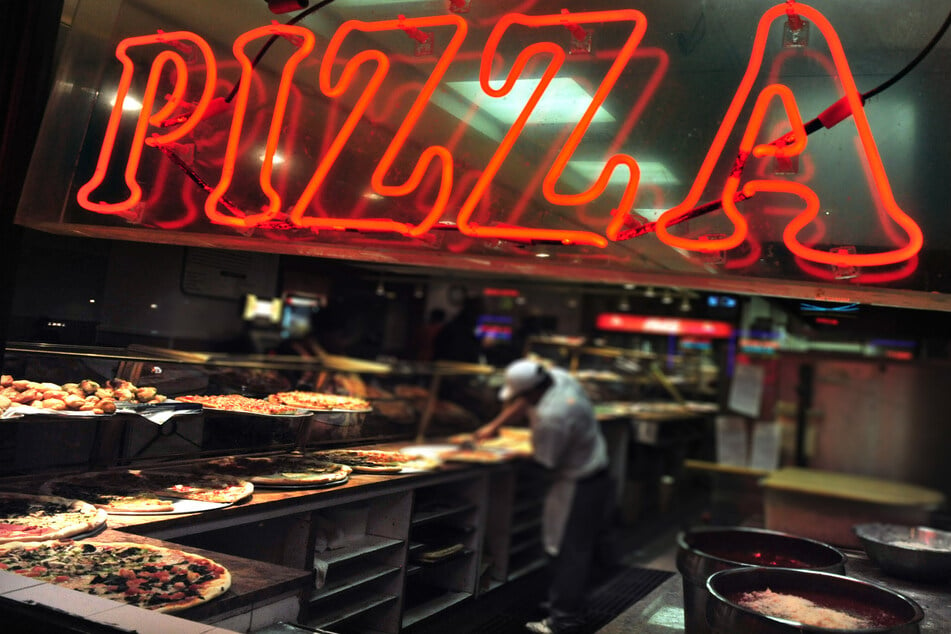 Nachdem ein 31-Jähriger das Lokal mit der Pizza verlassen hatte, schlugen ihn Unbekannte bewusstlos und stahlen ihm sein Portemonnaie. (Symbolbild)