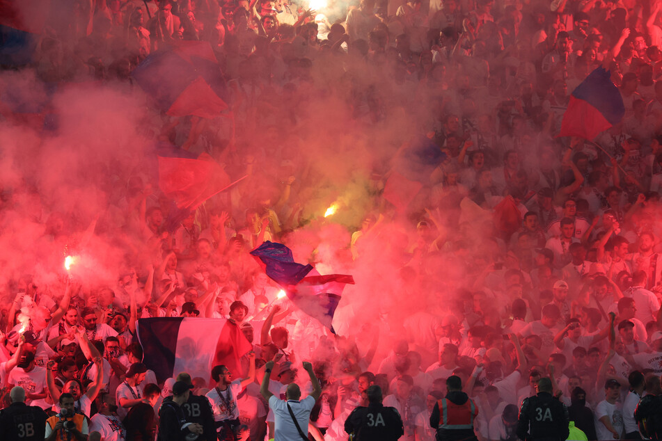 Die Fans von Olympique Lyon beim Pokalfinale in Lille. Zuvor kam es an der Autobahn zu einer Auseinandersetzung mit PSG-Anhängern.