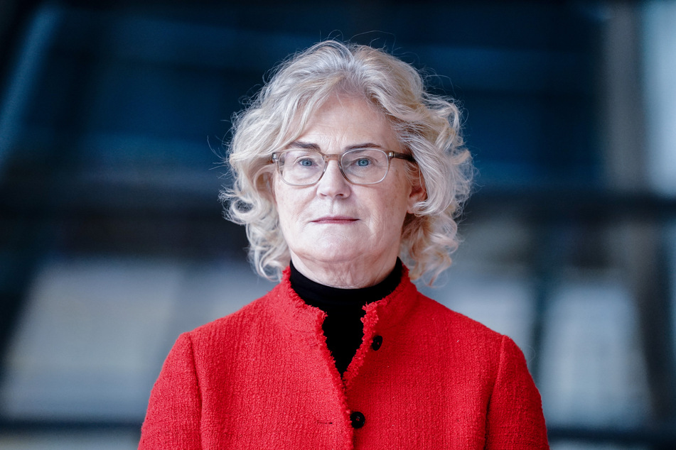Bundesjustizministerin Christine Lambrecht (SPD) wies darauf hin, dass in kürzester Zeit wirksame Impfstoffe entwickelt worden seien und immer mehr Menschen von diesem Schutz profitieren.