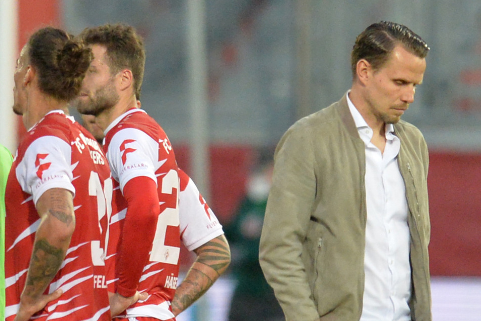 Sebastian Schuppan (35, rechts) muss bei den Würzburger Kickers gehen, weil die sportliche Entwicklung stagniert.