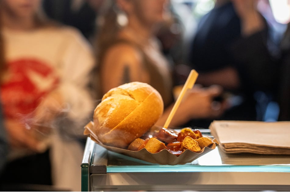 Eine vegane Currywurst: Am 9. Mai wird auch eine in Frankfurt eine Filiale der Kette eröffnen.