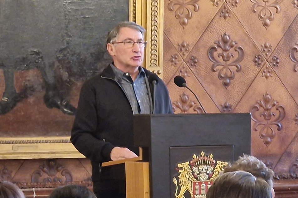 Fred Zimmak (71), der Sohn eines nach Riga deportierten Hamburgers, hielt im Kaisersaal des Hamburger Rathauses eine Rede.