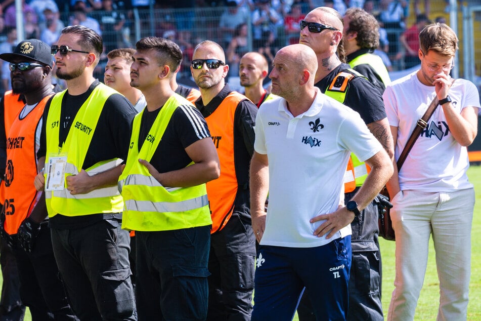 Darmstadt-98-Cheftrainer Torsten Lieberknecht (51, 2.v.r.) zeigte sich nach dem extrem schlechten Spiel seiner Mannschaft bei der SV Elversberg äußerst enttäuscht und sauer.