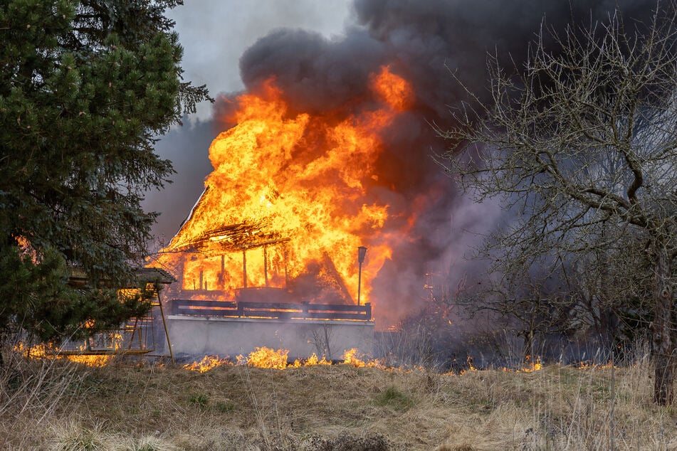 Flammen schlugen Meterweit in die Höhe! Am Montag brannte in Falkenstein (Vogtland) eine Scheune komplett nieder.
