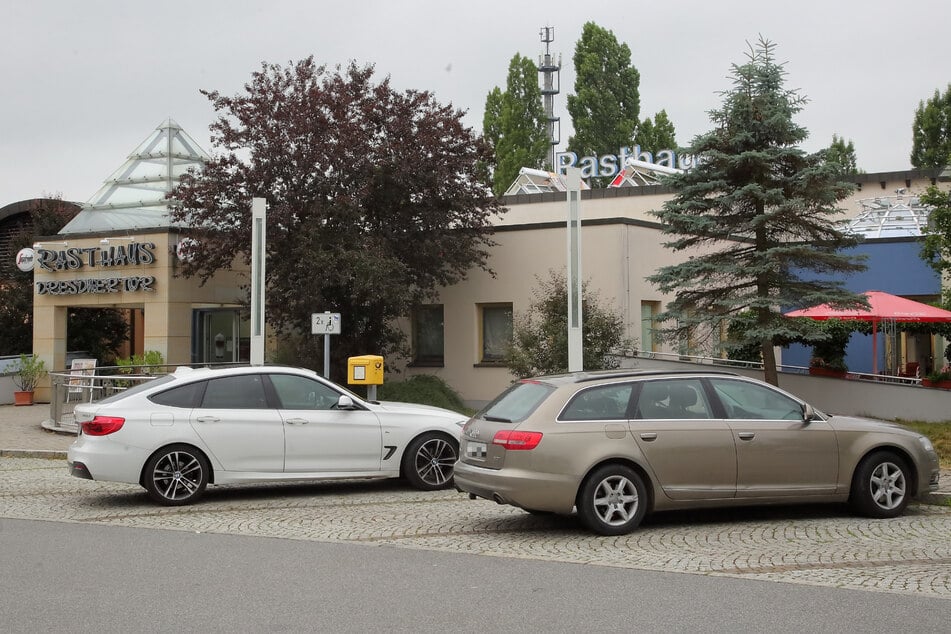 Raub auf Raststätte nahe Dresden: Täter flüchtig, Polizei fahndet mit Foto