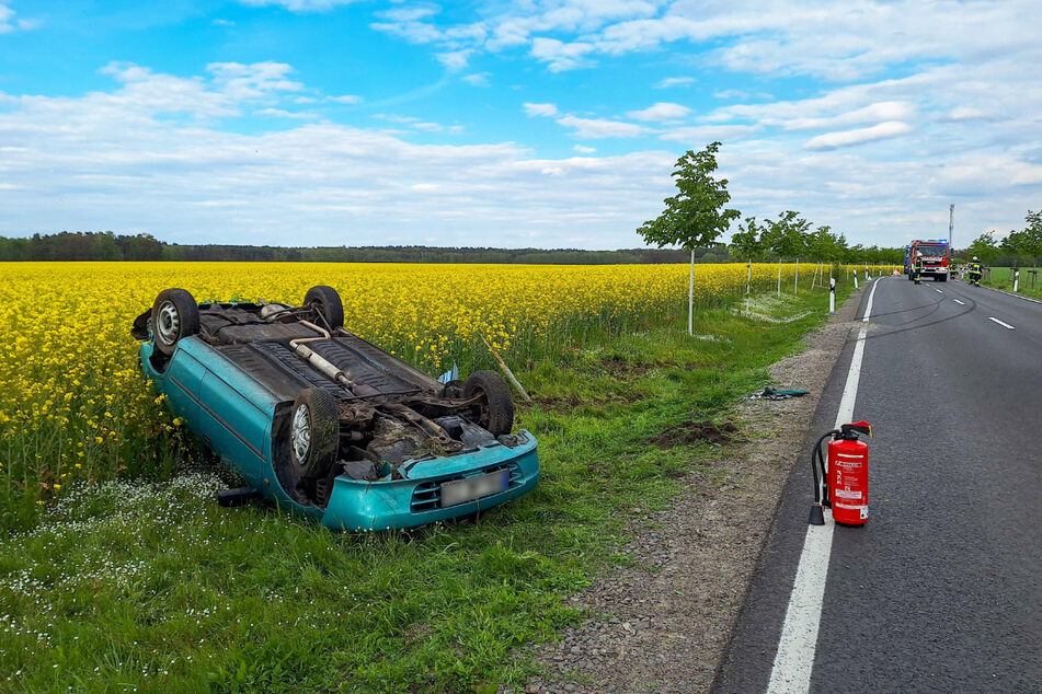 Der Daihatsu des 20-Jährigen landete im Grünstreifen auf dem Dach. Von dem Jungbaum, den er erwischte, ist nur noch ein Stumpf übrig.