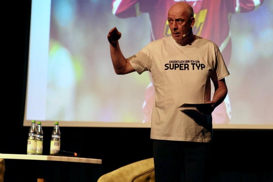 Mario Basler (57), wie seine Fans ihn kennen und lieben. Knapp zwei Stunden erzählte er am Mittwochabend darüber, was für ein "Super Typ" er ist.
