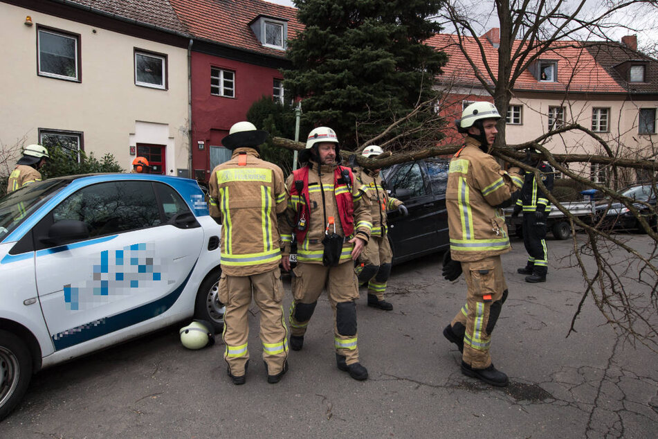Die Berliner Feuerwehr musste am Freitag wetterbedingt innerhalb von einer Stunde 70-mal ausrücken. Der DWD warnt besonders vor herabfallenden Dachziegeln oder abbrechenden Bäumen. (Archivfoto)