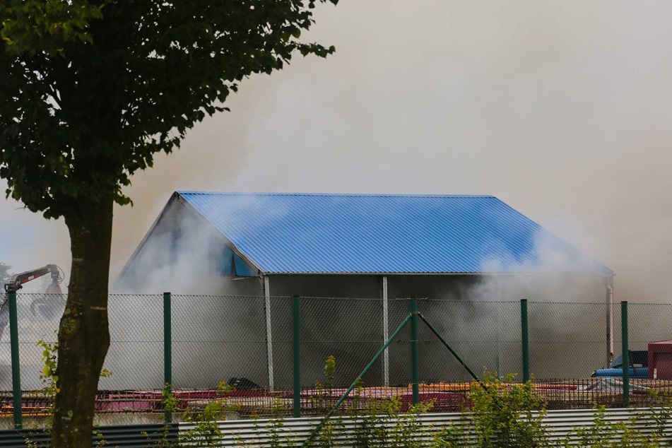 Dichter Rauch stieg über dem Recyclinghof in Neumünster auf. Anwohner wurden gebeten, wegen der Rauchbelästigung ihre Fenster und Türen geschlossen zu halten.