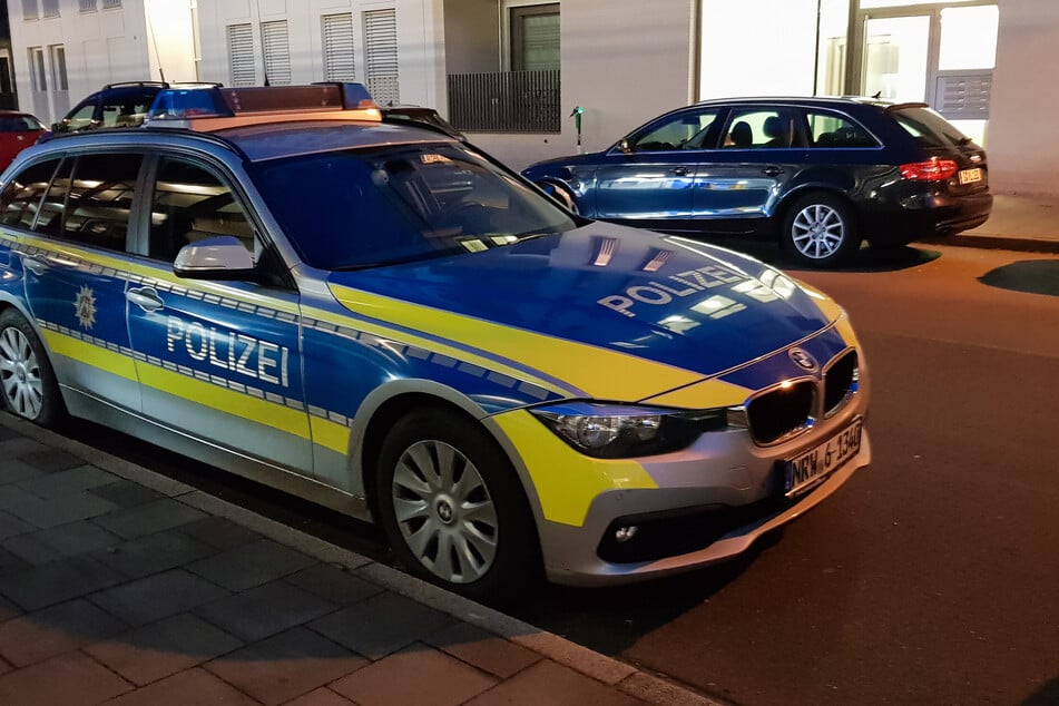 Die Polizei war gemeinsam mit der Feuerwehr in der Nacht zu Montag zu dem Mehrfamilienhaus in Bornheim alarmiert worden. (Symbolfoto)
