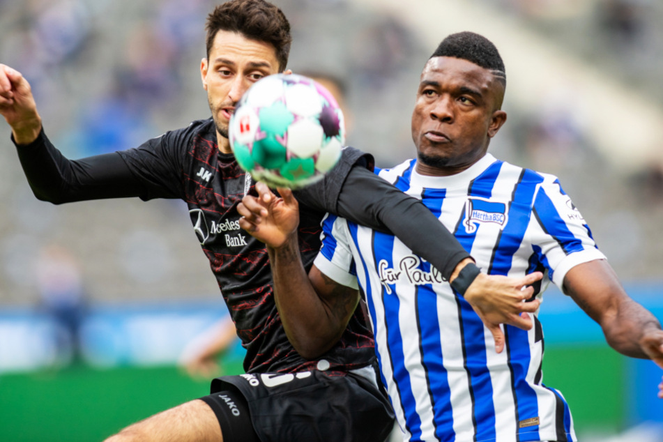 Berlins Jhon Cordoba (r.) kämpft gegen Atakan Karazor von VfB Stuttgart um den Ball.