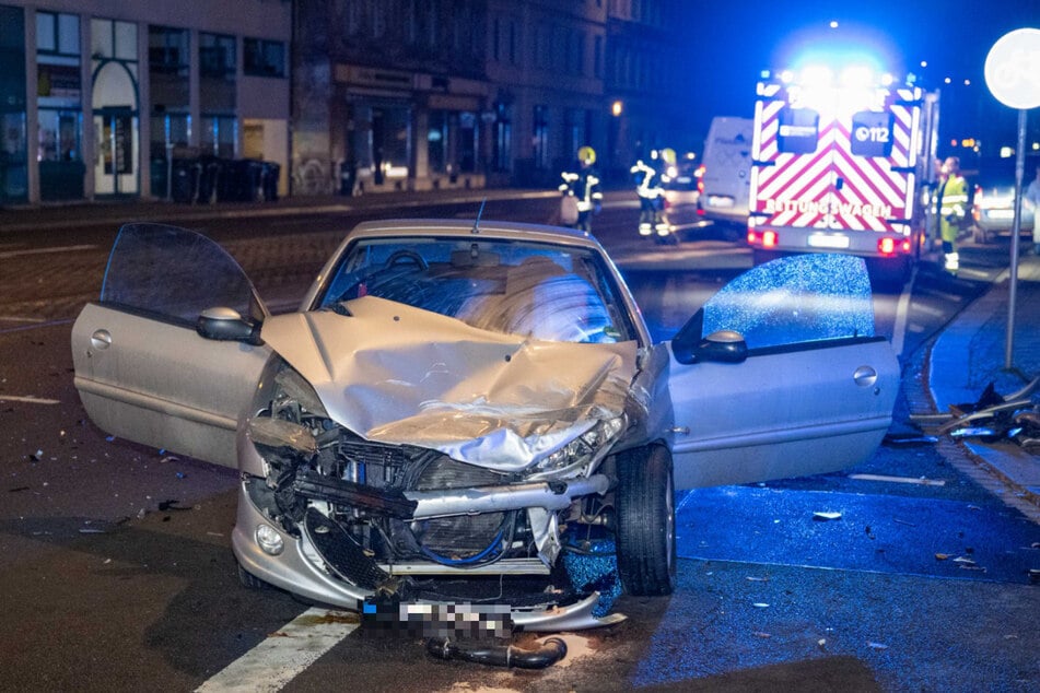 Das Peugeot-Cabrio ist durch den Crash arg in Mitleidenschaft gezogen worden.