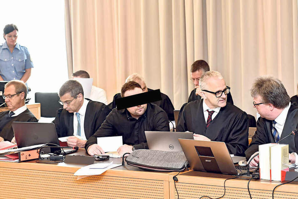 Zu Prozessbeginn war die Anklagebank noch voller. (Archivbild)