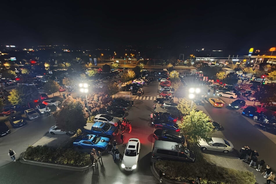 Am Elbepark fand am Freitagabend ein großes Tuning-Treffen statt.