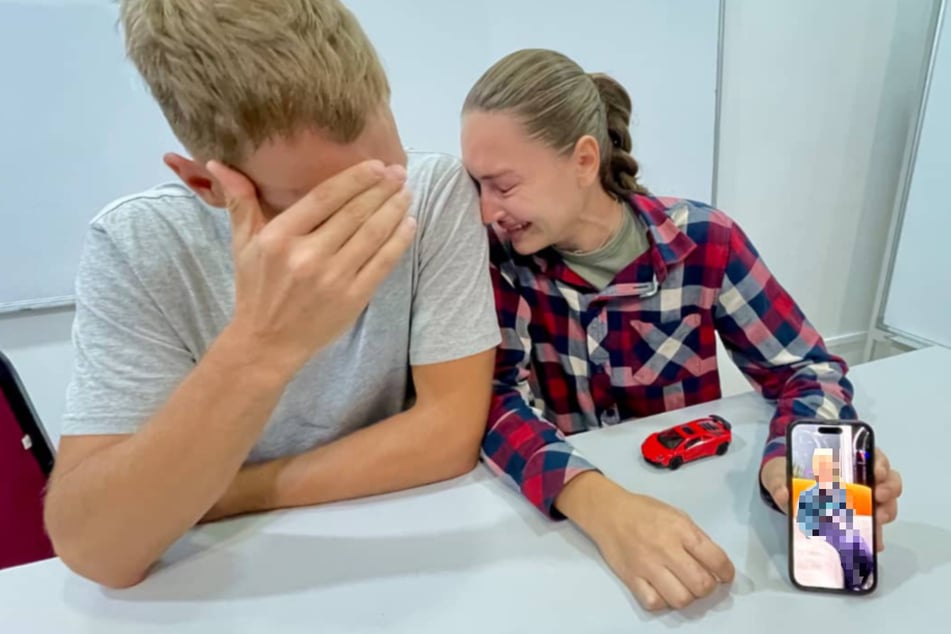 Für Nikita (33) und Olga (32) ist der Tod ihres einzigen Kindes eine grausame Fügung des Schicksals. Verzweifelt zeigen sie ein Bild von ihm, halten Wowas rotes Spielzeugauto in Ehren.