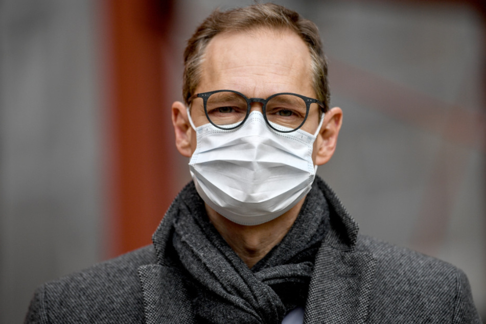 Berlins Regierender Bürgermeister Michael Müller mit Mundschutz.