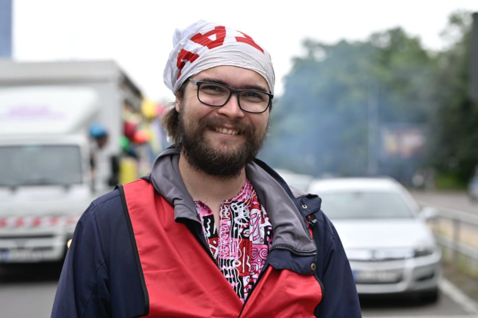 Linken-Politiker Marten Henning (29) war bei der Flaggen-Aktion am frühen Samstagmorgen dabei.