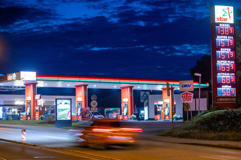 Vermummte drangen am Montagabend in eine Tankstelle in Halle ein, bedrohten die Mitarbeiterinnen und forderten Geld. (Symbolbild)