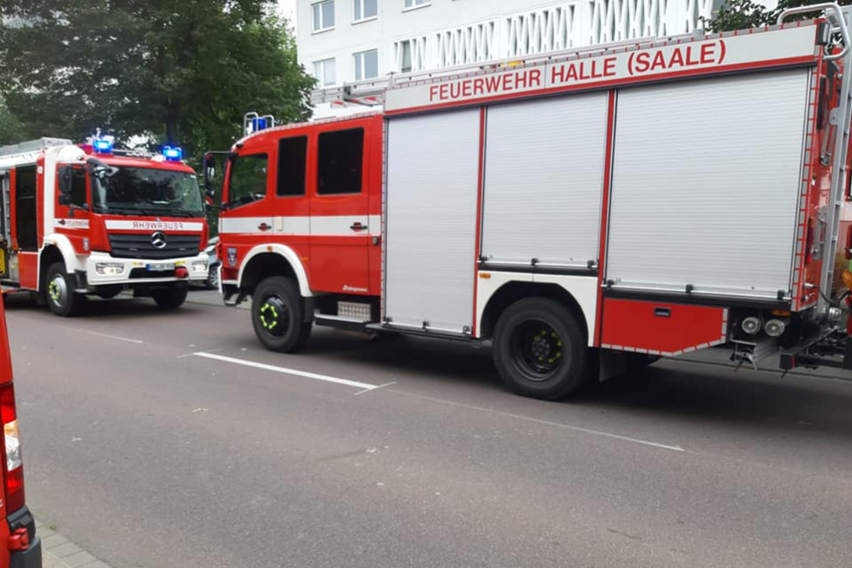 Die Feuerwehr rückte am Samstagmittag in der Südlichen Neustadt von Halle (Saale) an, nachdem eine Fritteuse in Brand geraten war. Drei Menschen wurden verletzt.