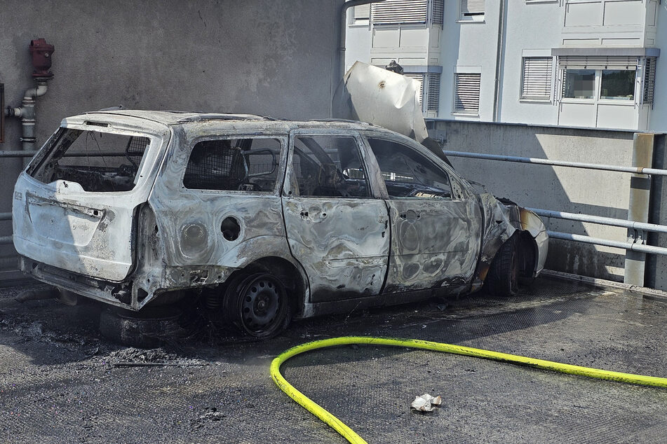 Das einzeln stehende Auto brannte komplett aus.