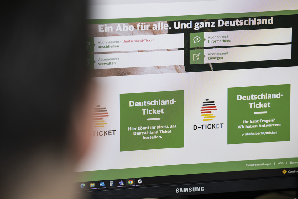Blick auf die Webseite für die Beantragung des Deutschland-Tickets. Es gilt ab 1. Mai bundesweit in Bussen und Bahnen im Nahverkehr und wird als Chipkarte oder Handyticket angeboten.