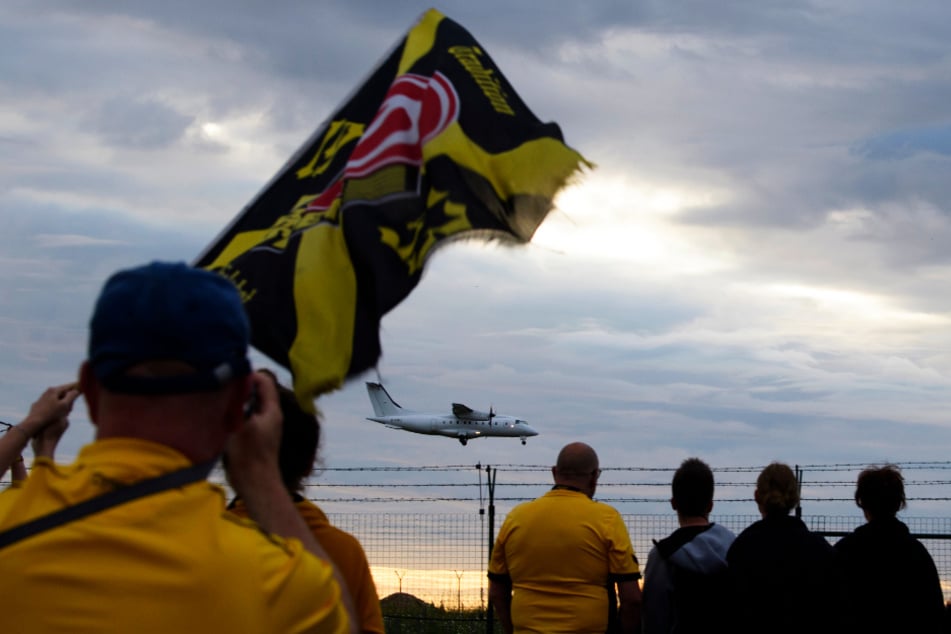 Dynamo Dresdens Profis wurden von Hunderten Fans am Flughafen Klotzsche empfangen.