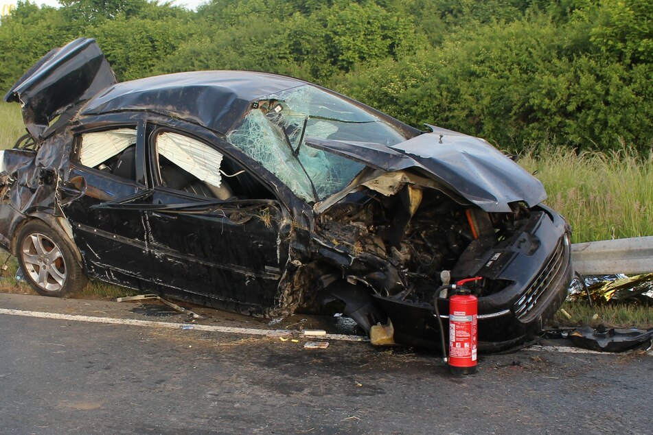 Der Peugeot wurde bei dem Unfall komplett zerstört.
