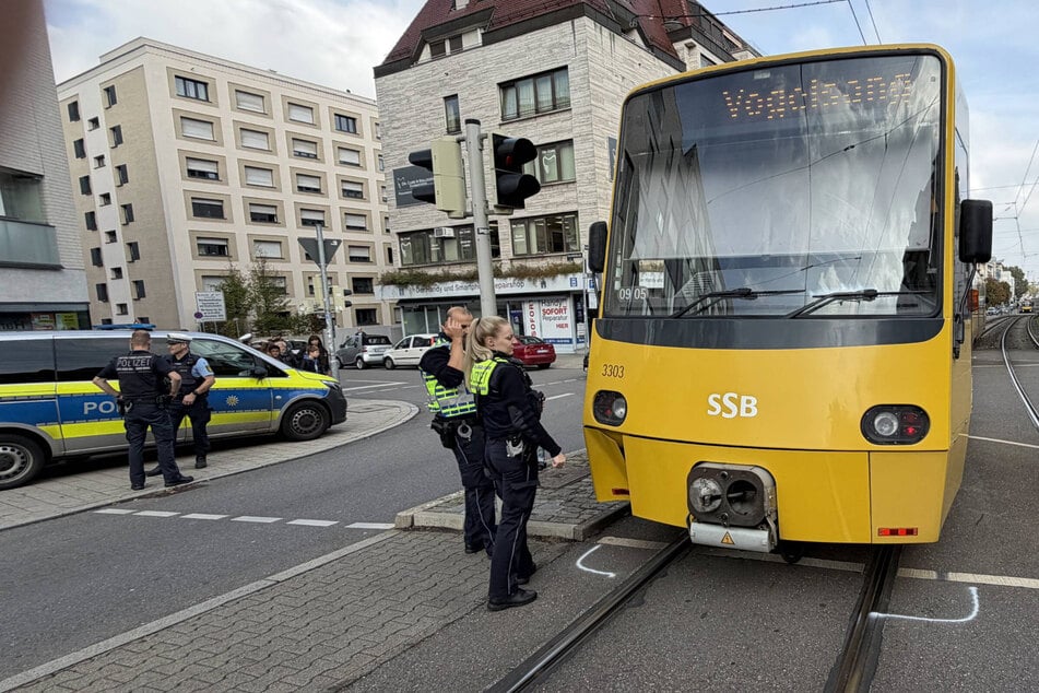 An der Schloßstraße hat eine Stadtbahn der Linie U9 am Montagnachmittag einen 21-jährigen Fußgänger erfasst.