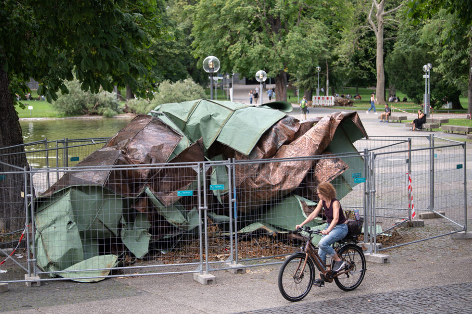 Stuttgart, 12. Juli: Nach Unwettern liegt ein Teil des Kupferdachs des Stuttgarter Opernhauses am Eckensee auf dem Boden.