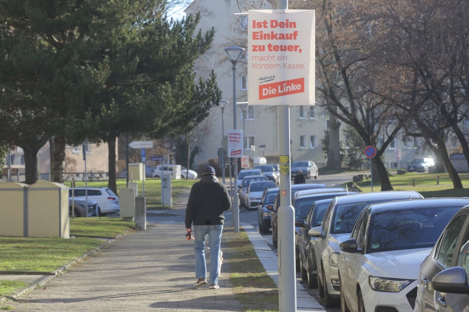 Beim Aufhängen dieser Plakate in der Rietschelstraße mussten sich die Helfer mit einem Betrunkenen auseinandersetzen.