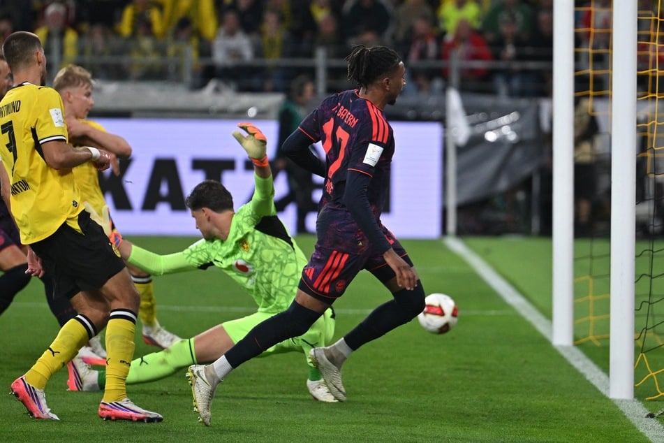 Bayern-Star Michael Olise (24) allen Dortmundern davon und trifft zum 2:0 aus Sicht des Double-Siegers.