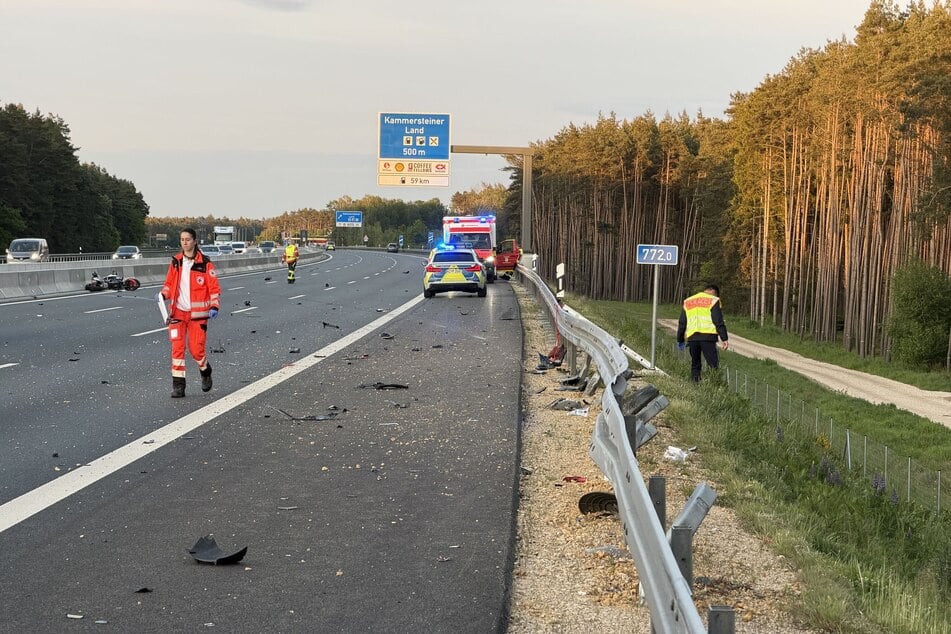 Trümmerteile liegen auf der A6 verstreut.