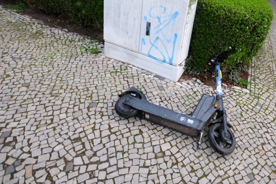 Der Mann war offenbar über einen auf dem Radweg geparkten E-Scooter gestürzt. (Symbolfoto)