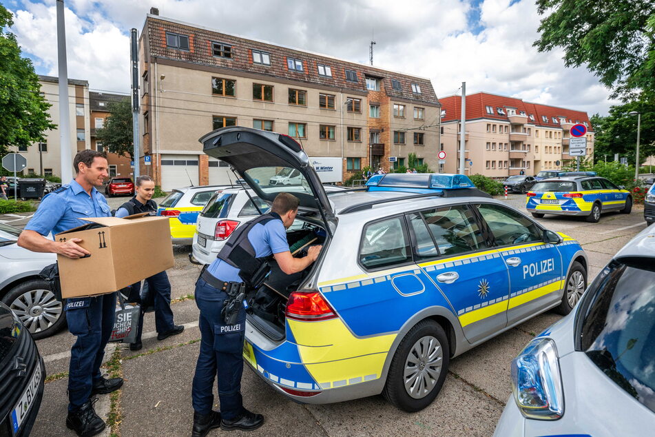 Wichtige Utensilien laden Polizeiobermeister David Klein (l.), Kommissaranwärterin Tabea Hohmann und Obermeister Martin Demmrich in den Streifenwagen.