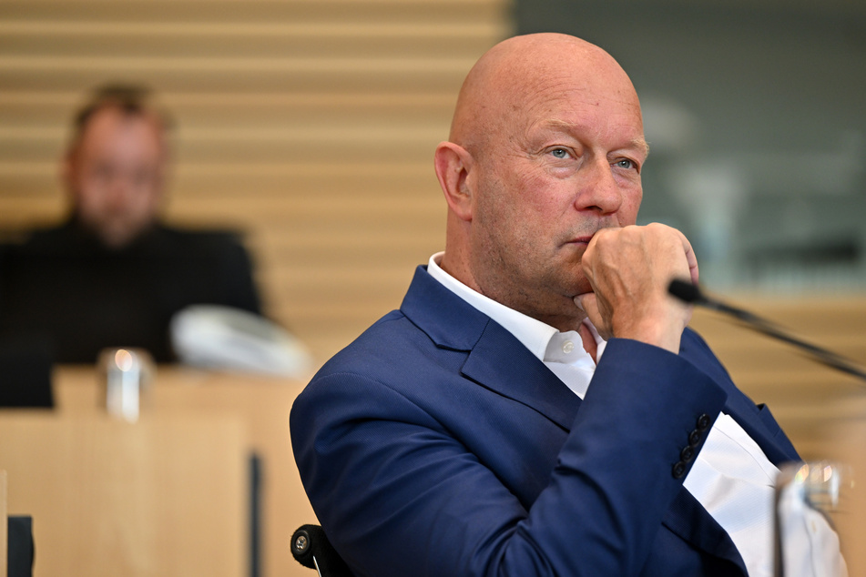 Thüringens FDP-Gruppenchef Thomas Kemmerich (57) hat Ministerpräsident Bodo Ramelow (66, Linke) ein "eigenartiges Demokratieverständnis" vorgeworfen.