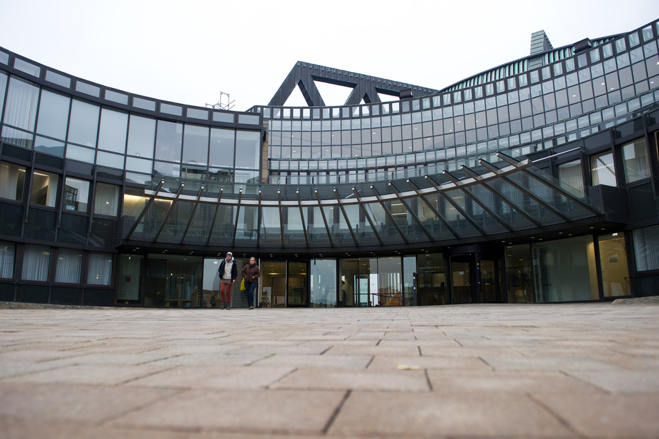Blick auf den NRW-Landtag: Die AfD setzt bei ihrem Wahlkampf zur Landtagswahl 2022 vor allem auf Präsenztermine - im Gegensatz zu den anderen Parteien. (Archivbild)