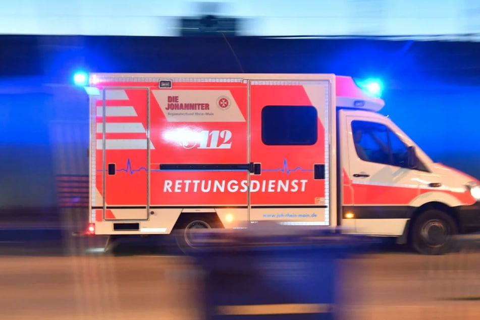 Der Rettungsdienst brachte den schwer verletzten Mann in eine Klinik. (Symbolfoto)