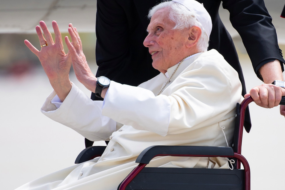 Der emeritierte Papst Benedikt XVI. (94) trug nach Aussagen seines Privatsekretärs mit einer Stellungnahme zum Gutachten bei.