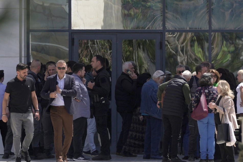 Schüsse in Sozialamt wegen Rente: Bewaffneter Senior (89) verletzt fünf Menschen