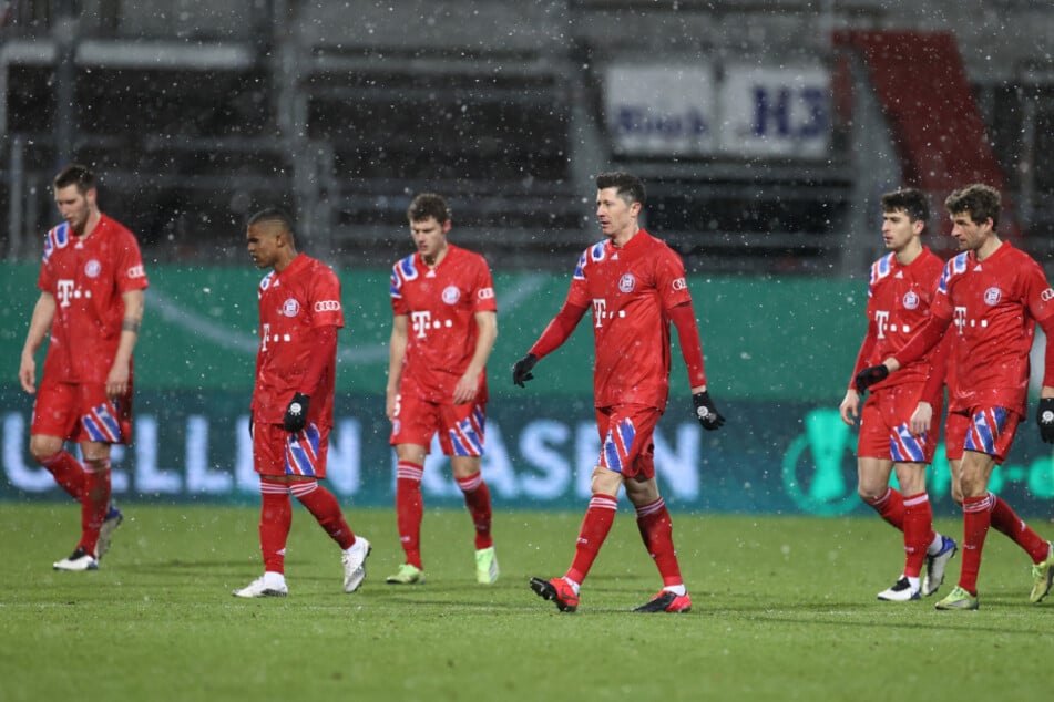 Die Bayern-Stars trotten nach der Pokal-Pleite gegen Kiel vom Platz.