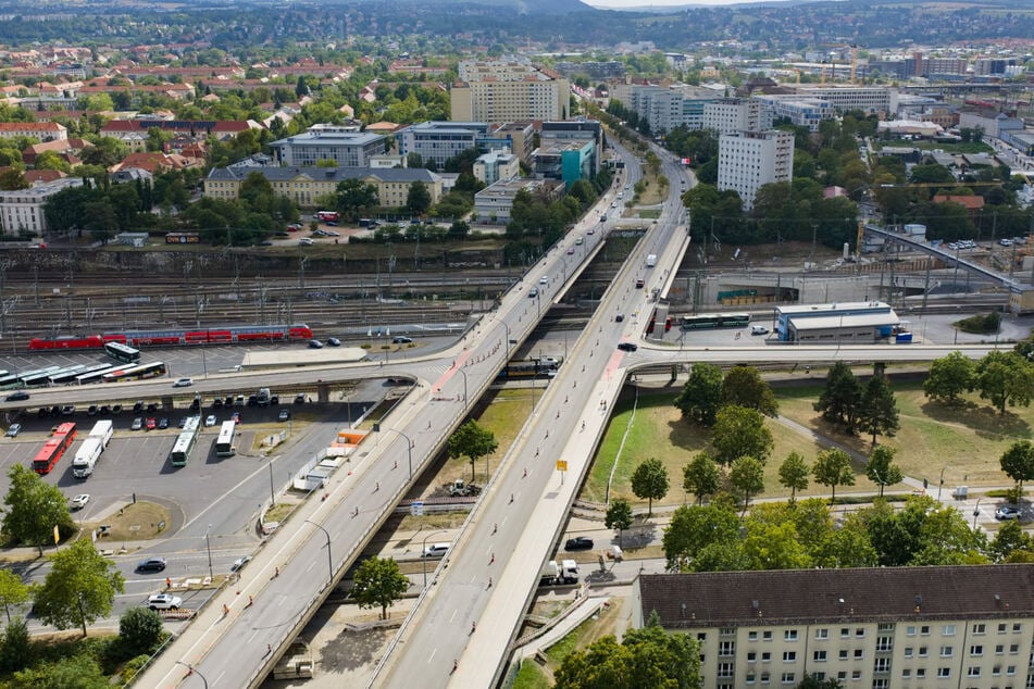 Einspurig rollt der Verkehr ab Montag, dem 24. August, wieder in beide Richtungen über die gesamte Länge der Brücke Budapester Straße.