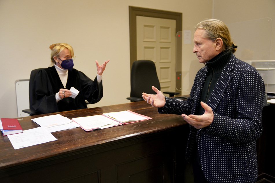 Der Angeklagte Klaus Barkowsky (68) diskutiert mit Richterin Nicola Lübke-Detring im Sitzungssaal im Strafjustizgebäude zu Beginn des Berufungsprozesses wegen Verwendens von Kennzeichen verfassungswidriger Organisationen.