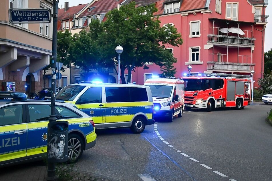 Die Einsatzkräfte rückten per Großeinsatz in die Yorckstraße in Karlsruhe aus.