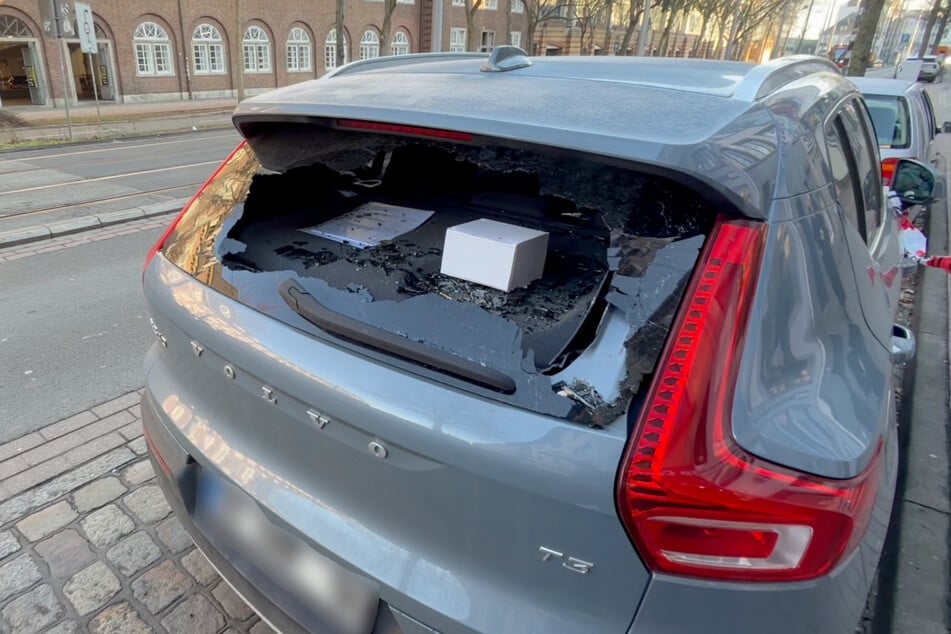 Ein Mann schlug mit einer Holzlatte mutwillig auf parkende Autos ein.